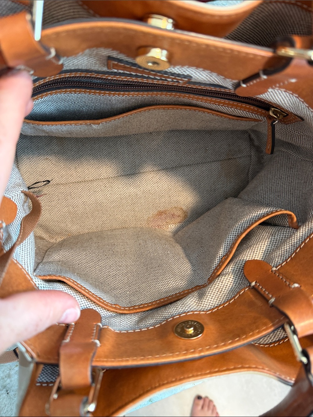 Dooney & Bourke City Patent Leather Small Glossy Barlow Bucket bag - Picture 5 of 11